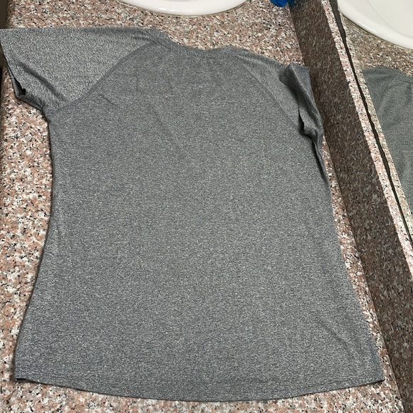 Women’s The North Face t shirt - Picture 6 of 6